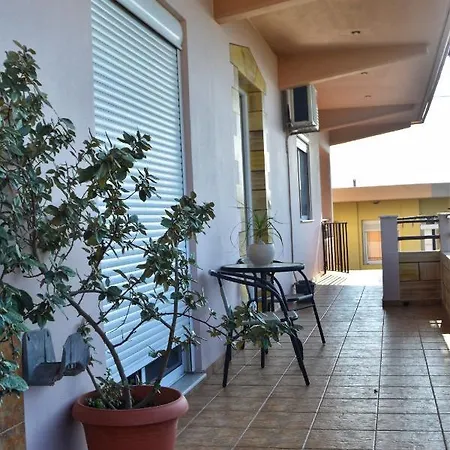 Fully Renovated Apartment-ανακαινισμένο διαμέρισμα 公寓 *